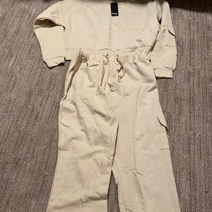 Tan cropped sweatshirt and sweatpants set.